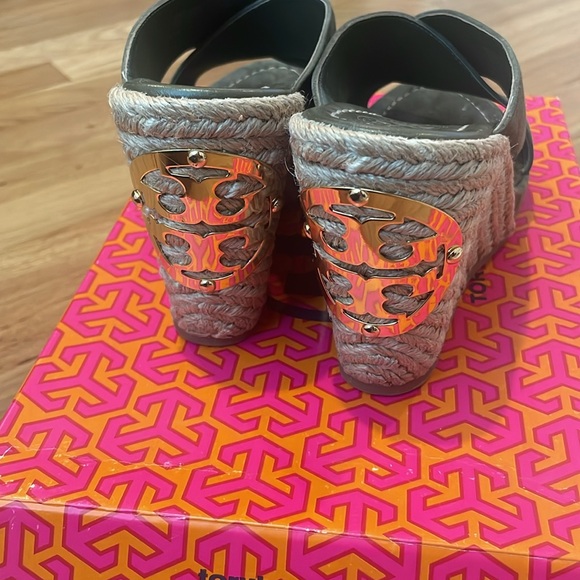 Tory Burch Bailey Wedge Mule in Banana Leaf Green Size 6 - Picture 4 of 6